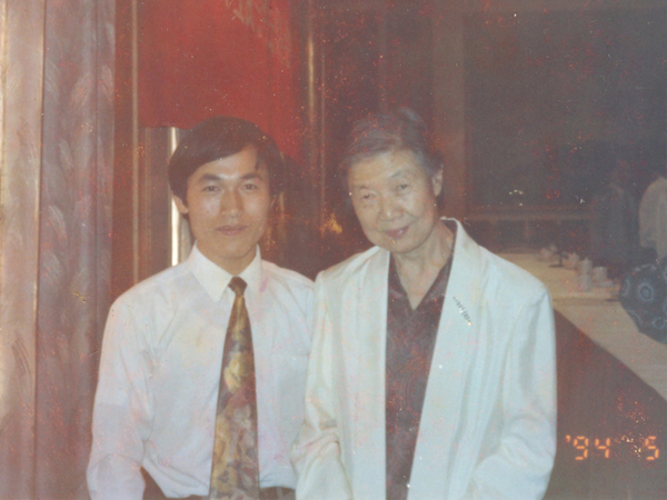 湯傳忠與于若木女士（陳云同志夫人，著名營(yíng)養(yǎng)專家）合影